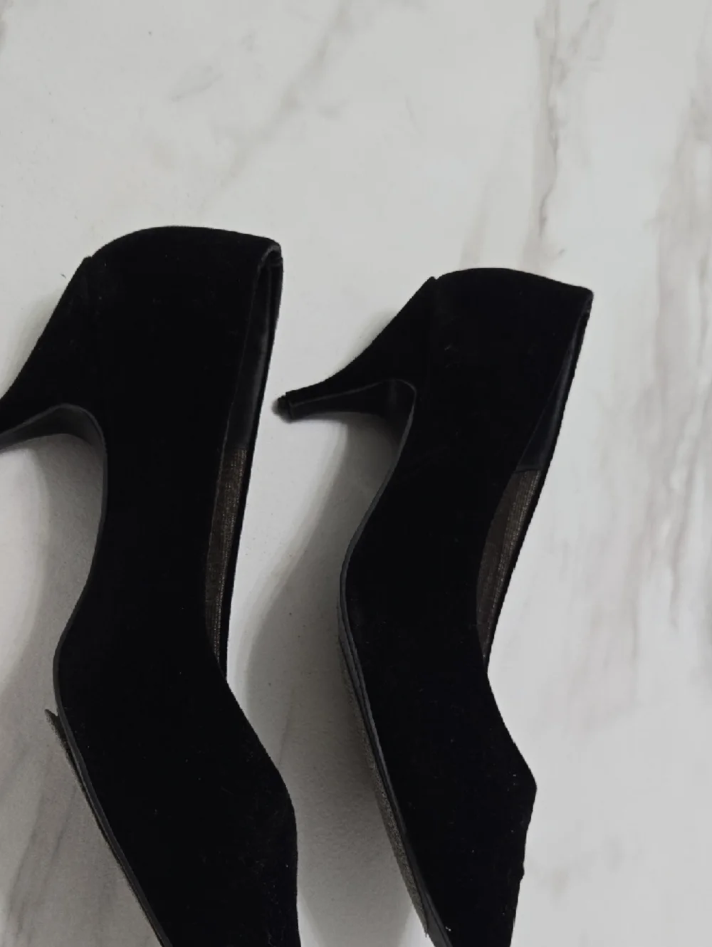 Vintage Notorious heels for Bakers-Leeds . Women's Black Suede with Gold Insole - Picture 4 of 9